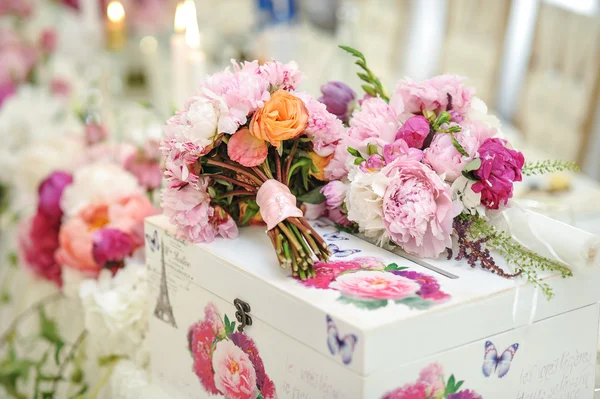 Decoración de la boda en la mesa. Disposiciones florales y decoración. Arreglo de flores rosas y blancas en el restaurante para el evento de boda de lujo —  Fotos de Stock
