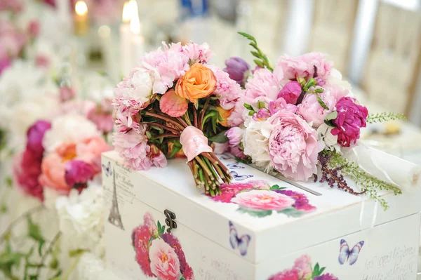 Bruiloft decoratie op tafel. Bloemstukken en decoratie. Regeling van roze en witte bloemen in restaurant voor luxe bruiloft evenement — Stockfoto