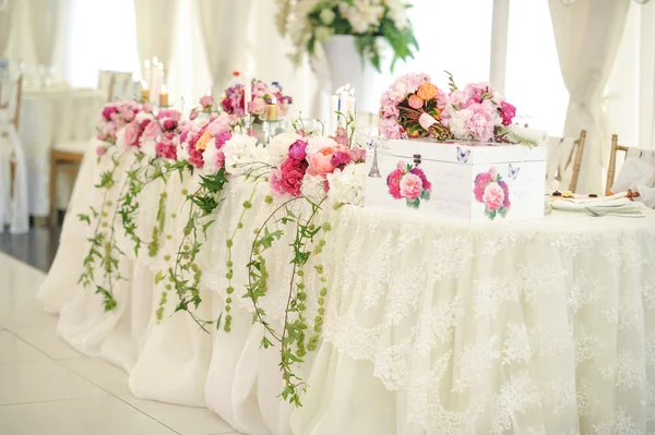 Decorazione nuziale sul tavolo. Disposizioni floreali e decorazione. Disposizione di fiori rosa e bianchi nel ristorante per eventi di nozze di lusso — Foto Stock