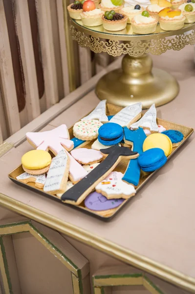 Bruiloft decoratie met pastel gekleurde cupcakes, schuimgebakjes, muffins en macarons. elegante en luxueuze gebeurtenis regeling met kleurrijke bitterkoekjes. bruiloft dessert met bitterkoekjes — Stockfoto