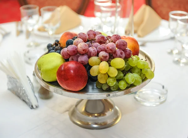 Arranjo de frutas. Vários frutos frescos na mesa. Arranjo de casamento com frutas frescas . — Fotografia de Stock