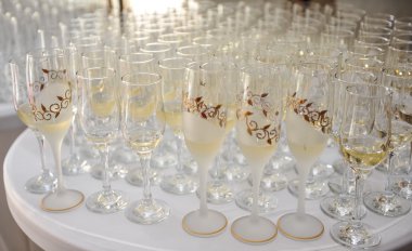 Düğün dekorasyonu, şarap, gözlük ve masada şampanya flüt. Seçici odak. Düğün kutlama