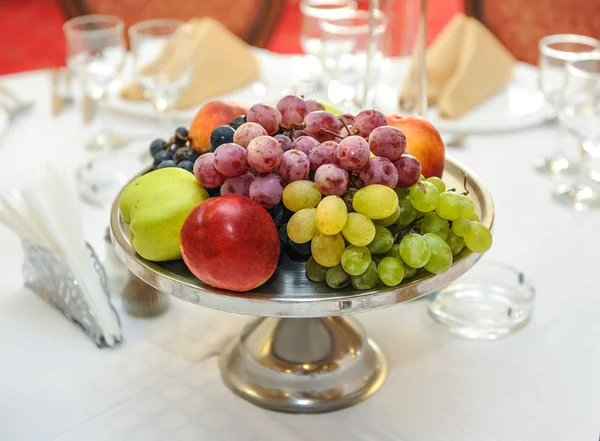 Arrangement de fruits. Fruits frais divers sur la table. Arrangement de mariage avec des fruits frais — Photo