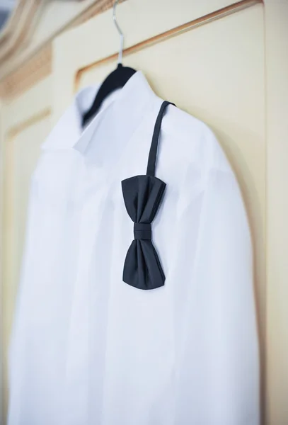 Wedding bright white shirt and black bow. Formal groom shirt with black bow-tie. Elegant white groom's shirt close up with bow tie. — Stock Photo, Image