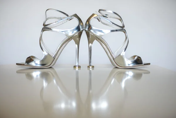 Wedding concept with silver shoes. High heels wedding shoes. — Stock fotografie