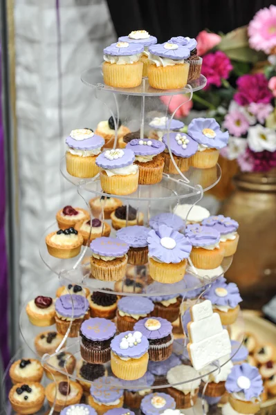 Decoração de casamento com cupcakes coloridos pastel, merengues, muffins e macarons. Arranjo de evento elegante e luxuoso com macaroons coloridos. Sobremesa de casamento com macaroons — Fotografia de Stock