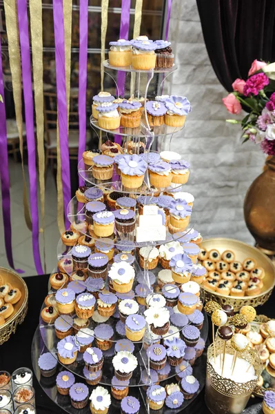 Décoration de mariage avec cupcakes de couleur pastel, meringues, muffins et macarons. Arrangement d'événement élégant et luxueux avec des macarons colorés. Dessert de mariage avec macarons — Photo