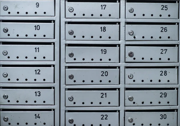 Apartmanın duvar gri posta kutuları — Stok fotoğraf