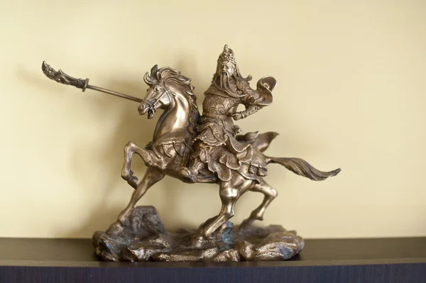 Chevalier à cheval miniature. Chevalier métallique tenant une épée sur le dos d'un cheval — Photo