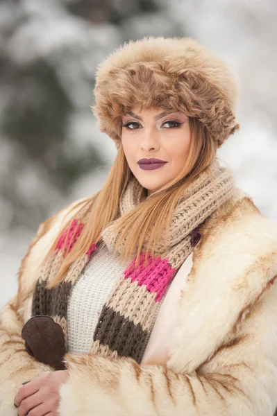 Attractive young Caucasian adult with brown fur cap. Beautiful blonde girl with gorgeous lips and eyes wearing fur hat, outdoor shot. Makeup - sensual long fair hair female art portrait, winter season — 图库照片