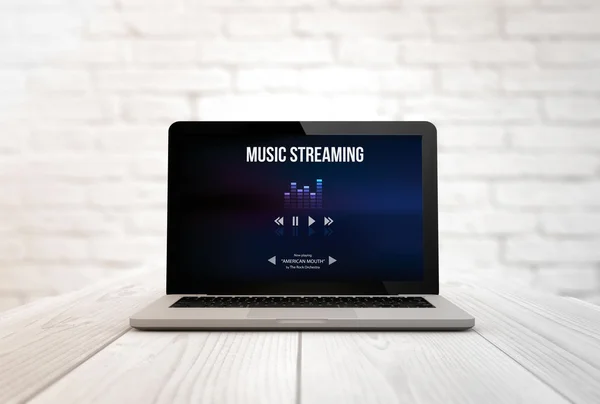 Computer am Tisch Musik streamen — Stockfoto