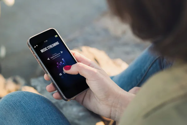 Frau streamt Musik mit Smartphone — Stockfoto