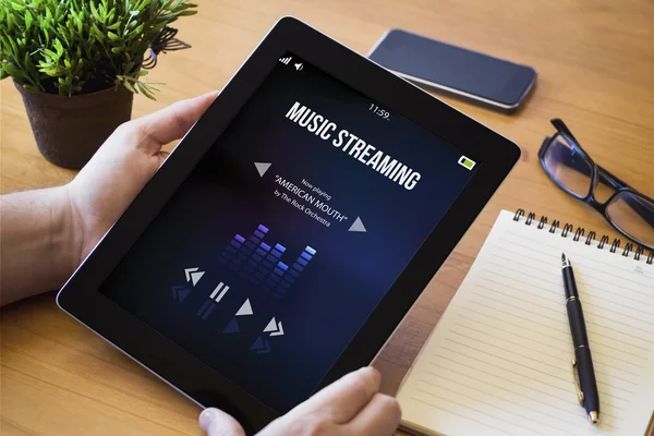 Tableta de escritorio streaming de música en pantalla —  Fotos de Stock