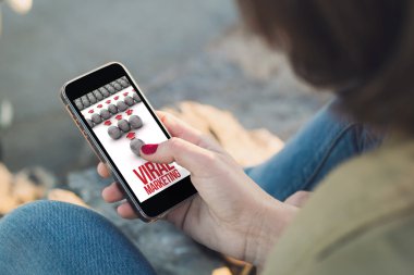 viral pazarlama bir smartphone tutan kadın