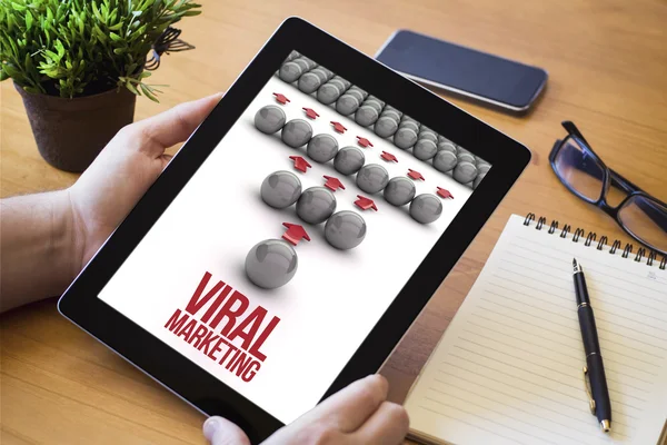 Tableta de escritorio con marketing viral en pantalla — Foto de Stock