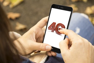 4 g ile Smartphone ekranında tutan kadın