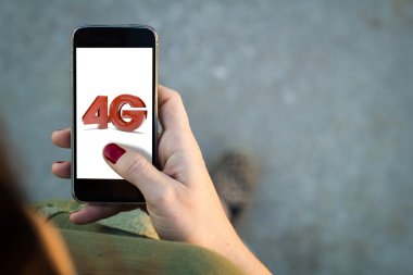 Smartphone arabirimi 4 g kullanan kadın