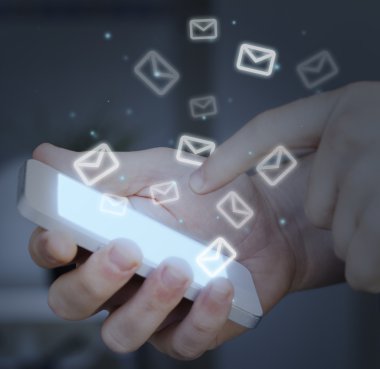 Smartphone dokunmadan el. Posta kavramı.