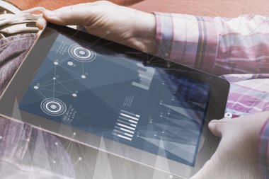 mali tablet kanepe üzerinde olan adam