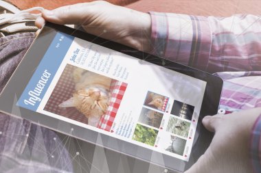 etki unsuru tablet kanepe üzerinde olan adam