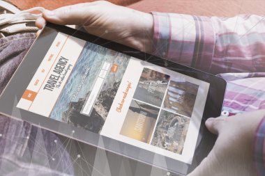 Seyahat Acentası tablet ekranında adamla