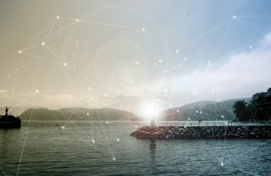 Işık ile kıyısındaki deniz feneri