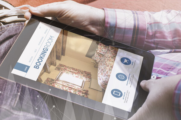 человек с планшетом показывает книгу онлайн сайт
