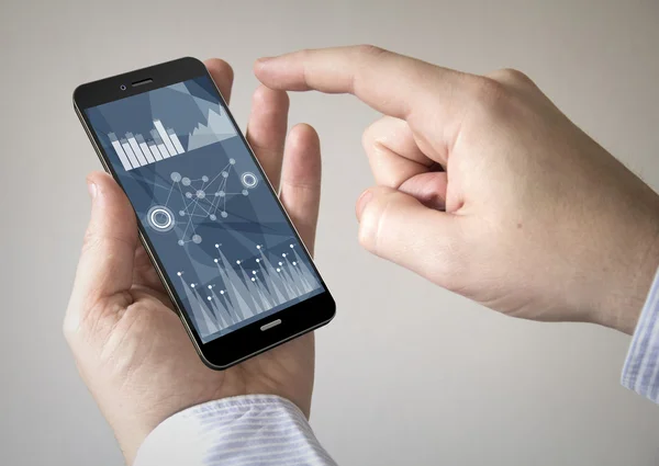 Smartphone con datos de stock en pantalla — Foto de Stock