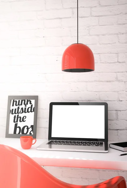 Desktop vermelho com laptop de tela em branco — Fotografia de Stock