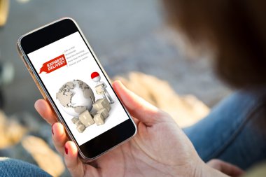 Kadın telefonu gösteren teslim denetleme 