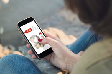 akıllı telefon tutarak ve ekran dokunaklı kadın