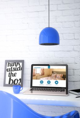 Masaüstü ile rezervasyon Web sitesi gösterilen laptop