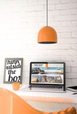 Masaüstü ile laptop gösteren seyahat web sitesi