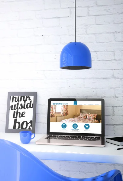 予約サイトを表示中のラップトップとデスクトップ — ストック写真