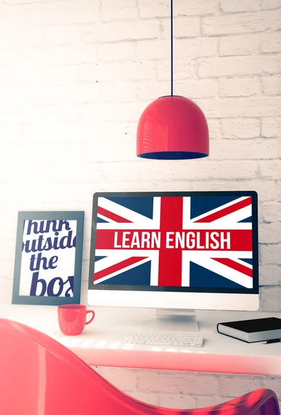 Espaço de trabalho com aprender inglês na tela do computador — Fotografia de Stock