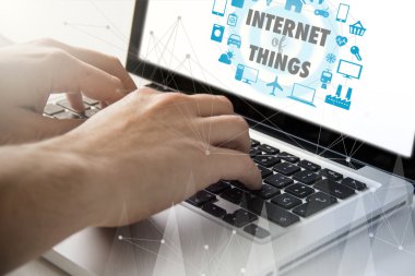 şeylerin Internet ile dizüstü bilgisayar kullanan adam