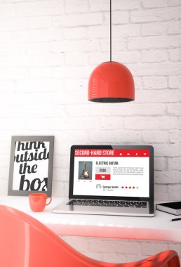 İkinci el mağaza gösterilen laptop ile masaüstü