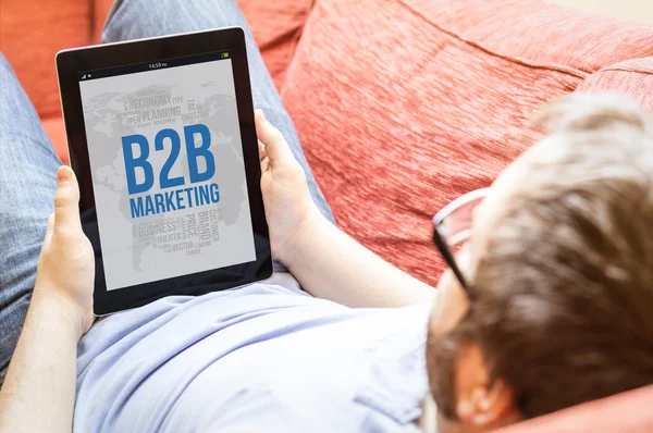 Hipster met tablet tonen van b2b marketing — Stockfoto