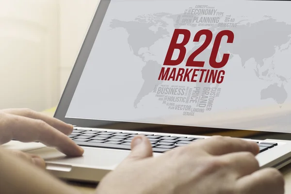 Man met laptop met b2c marketing — Stockfoto