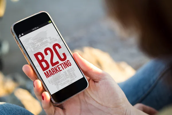 Vrouw met smartphone met b2c-mark — Stockfoto