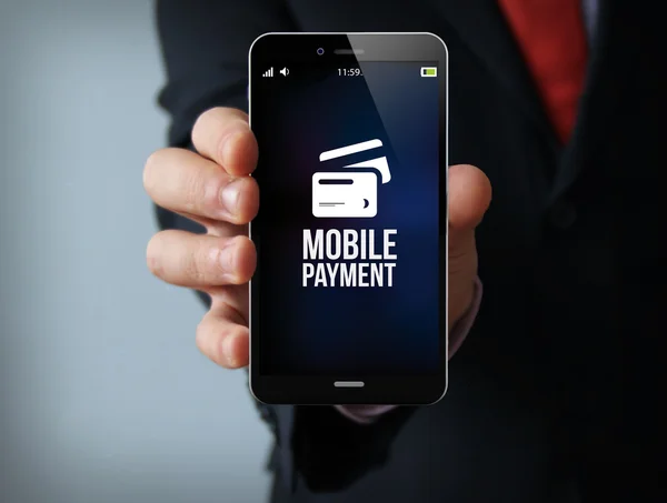 Мобильный платеж в смартфоне бизнесмена — стоковое фото