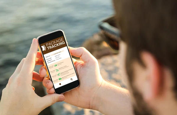 Pakkesporingstjeneste web på mobil – stockfoto