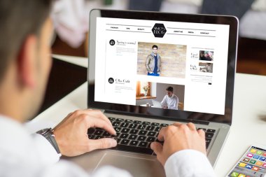 dizüstü bilgisayar ile İnternet'te sörf işadamı