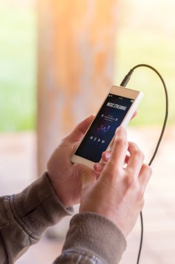 smartphone akarsu müzik ile holding eller