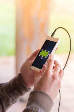 Smartphone tam dolu pil ile holding eller