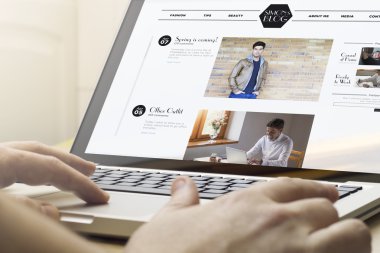 Moda blog ile dizüstü bilgisayar kullanan adam