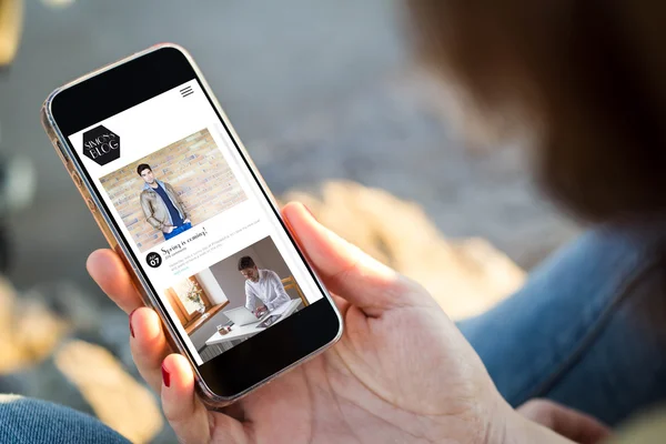 Mujer con blog de moda en el teléfono móvil —  Fotos de Stock