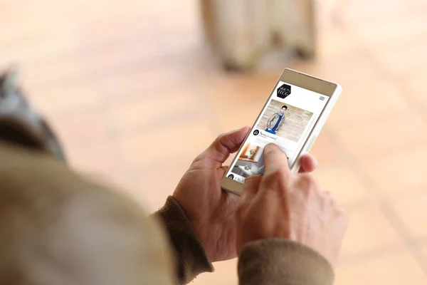 Mann berührt Bildschirm des Smartphones — Stockfoto