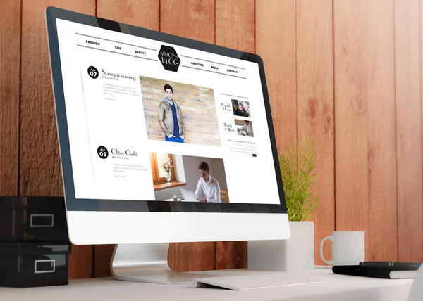 Moda blog gösteren bilgisayar ile çalışma alanı