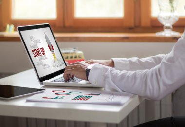 İşadamı ofiste dizüstü bilgisayarla çalışıyor.